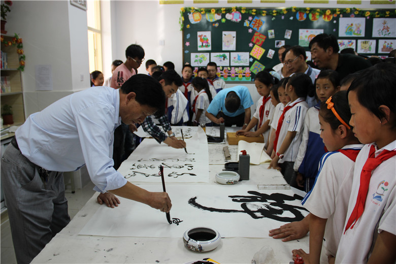 书画进校园，笔墨颂师恩——静宁县文化志愿者服务队来八里中心小学开展文化进校园活动